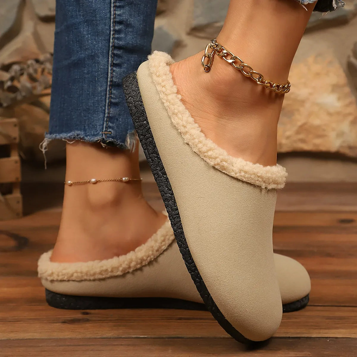 Fleece-lined closed-toe slippers
