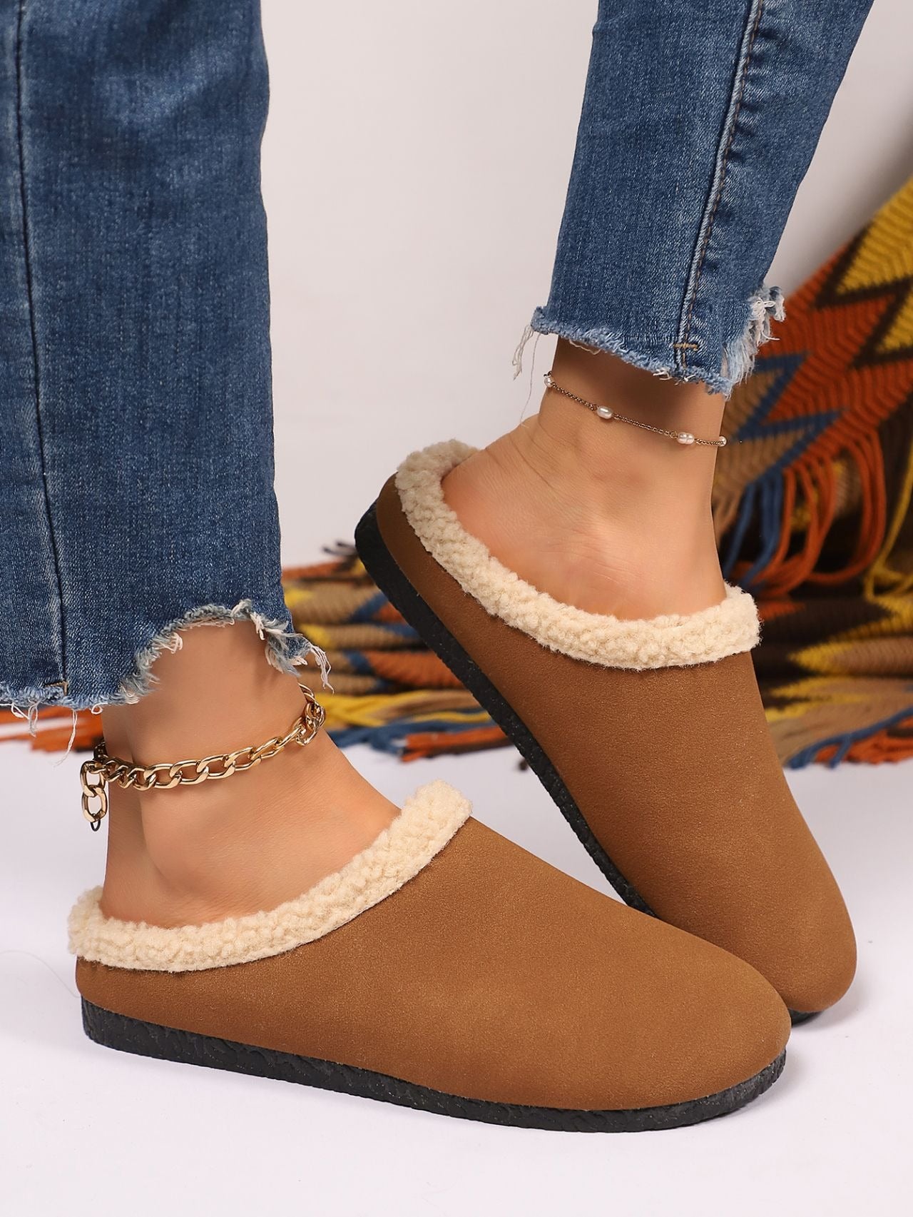 Fleece-lined closed-toe slippers