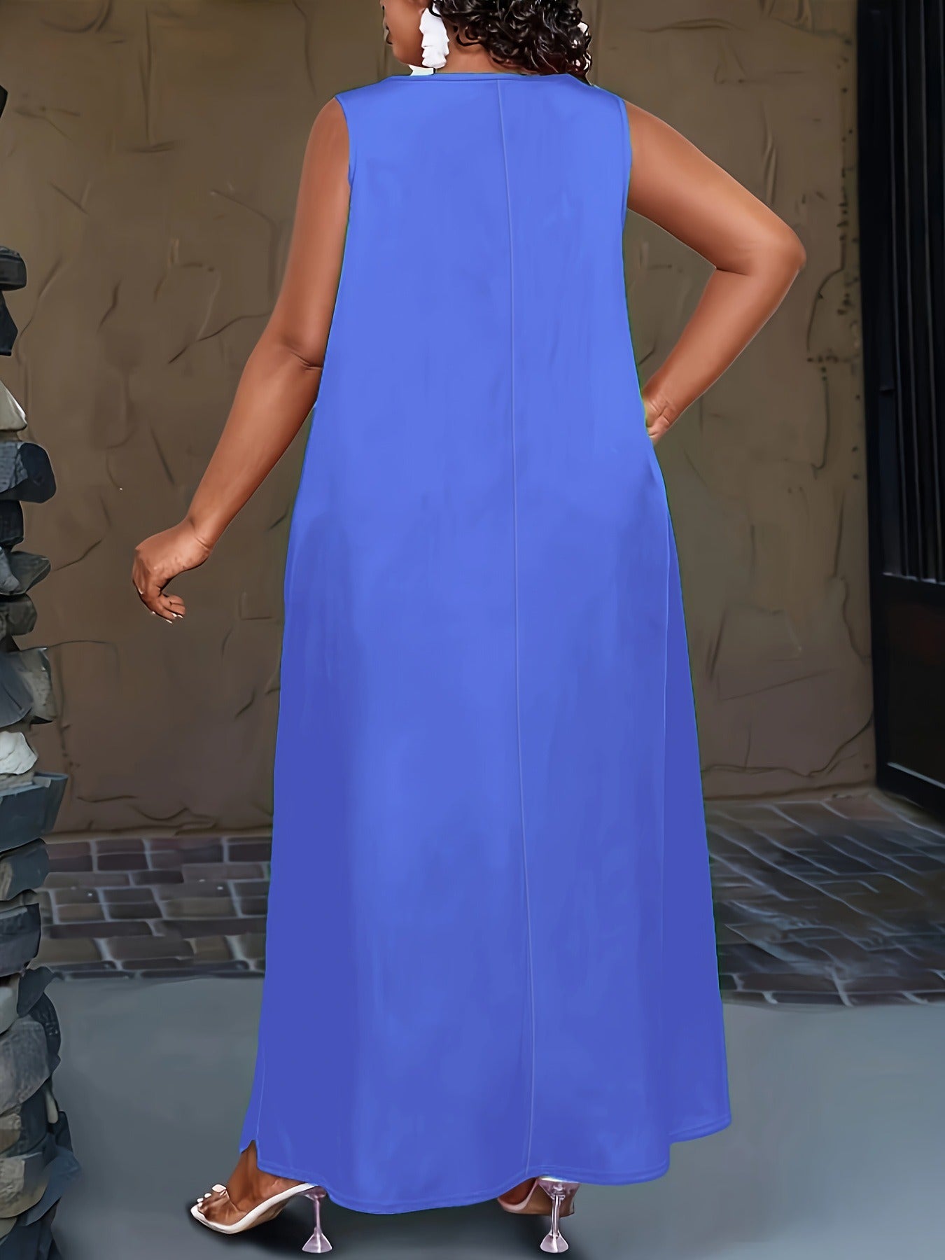 Emerald Green Plus-Size Maxi Dress with Gold Hook Straps and Pockets