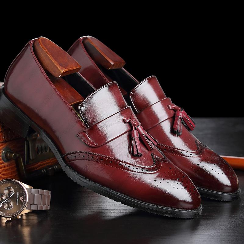 Men's brogue tassel loafers – detail view